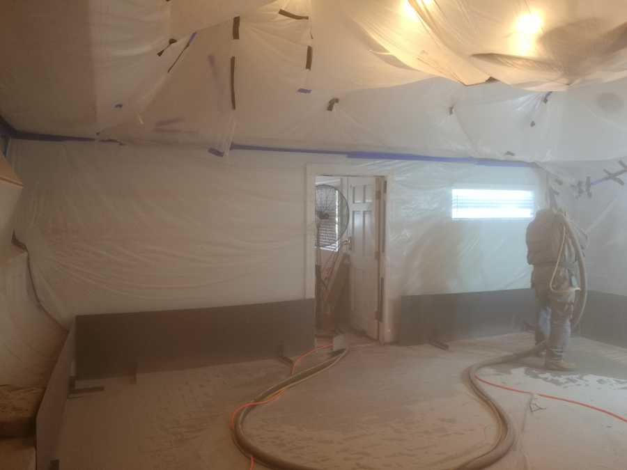 Ventilating a room being sandblasted