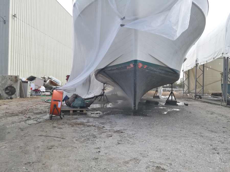 Dustless Blasting a sailboat yacht